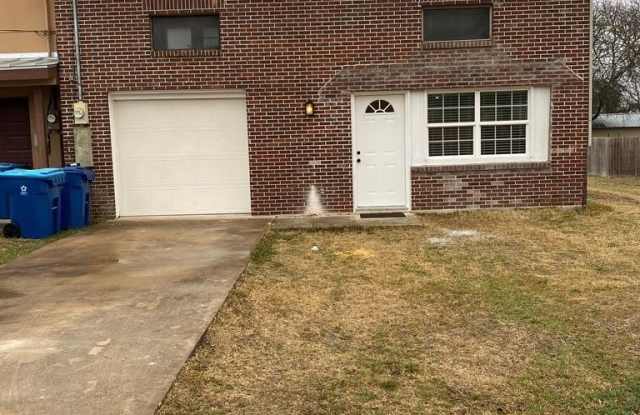 518 N Peterson Dr - 518 Peterson Drive, Kerrville, TX 78028