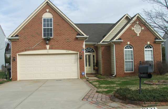 Single Family Home in Blakeney - 9737 Woodend Court, Charlotte, NC 28277