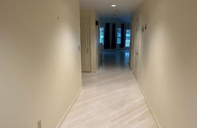 Beautiful Spacious High End 3-bedroom Condo Gallery 4