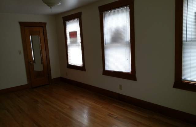 Move-In Special - 1/2 off your first month's rent!!!  DOWNTOWN 4 BEDROOM DUPLEX!!!  4 bedroom duplex in DOWNTOWN IOWA CITY! Gallery 4