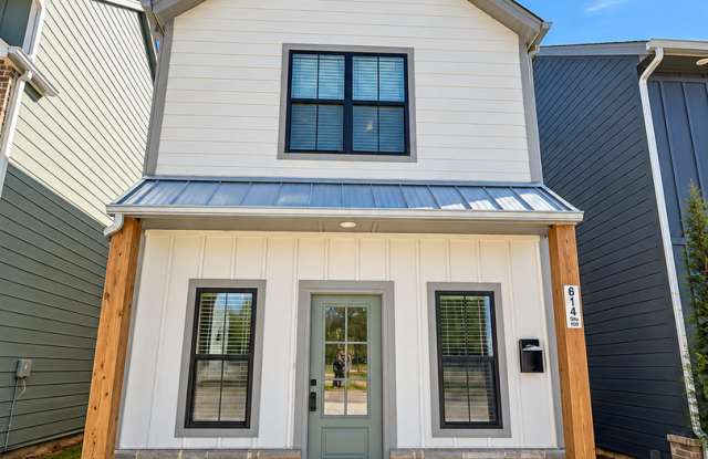 Stylish 3BR/2.5BA Townhome Near Downtown Edmond Gallery 1