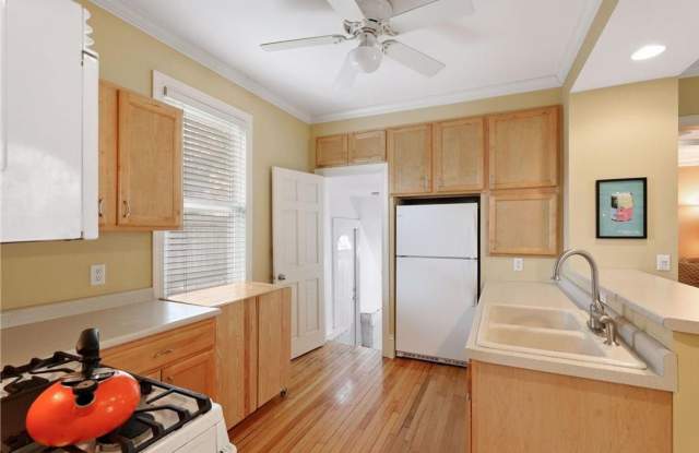 JUNE 1st  MOVE IN- CONCORDIA UNIVERSITY- 6 BEDROOM Gallery 4