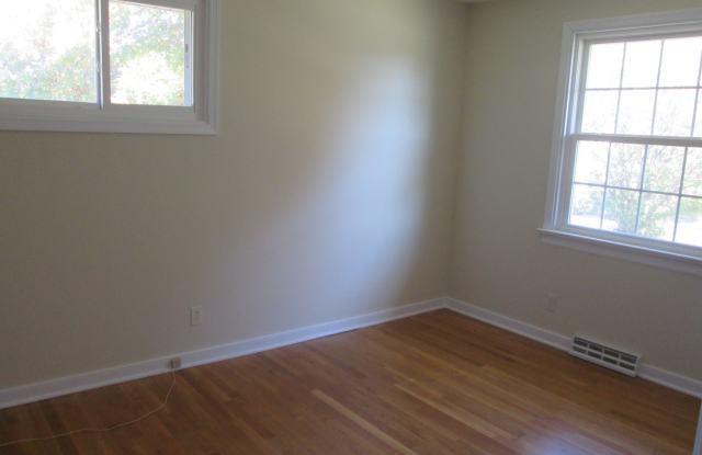 3 bedroom, 1.5 bathroom brick rancher with large fenced yard. Available in now Gallery 4
