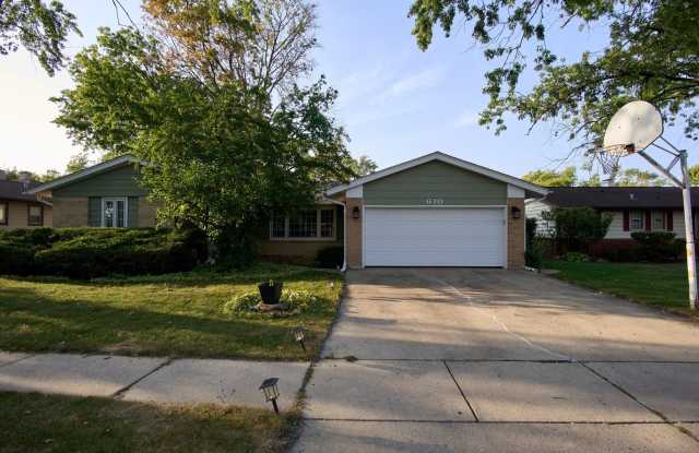 610 Walnut Lane - 610 Walnut Lane, Elk Grove Village, IL 60007