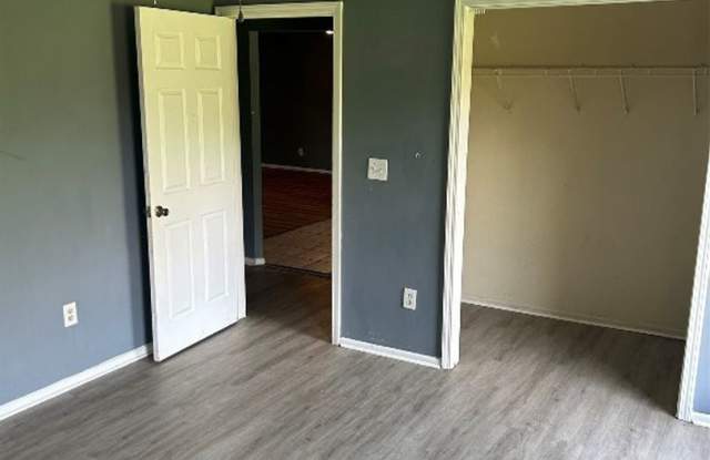Spacious 4 Bed, 2 Bath Home on Major Street - Available Now Gallery 4