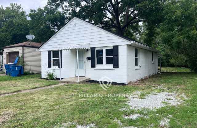 Cozy 2bd/1ba Located in Warren Township Available NOW - 61 North Devon Avenue, Indianapolis, IN 46219