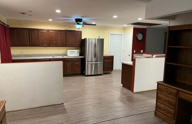 Adorable 3 bedroom home nestled in the ne Heights photos photos