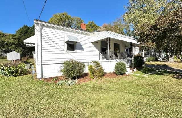 Lovely 2 Bedroom Convenient to Wendover - 1110 Parish Street, Greensboro, NC 27408