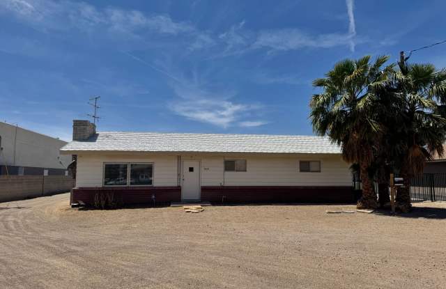 Single Story Three bedroom two bathroom home close to schools and shopping centers photos photos