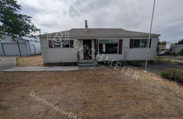Charming 2-Bedroom, 1-Bathroom Home with a Large Yard & Double Garage Shop Gallery 1