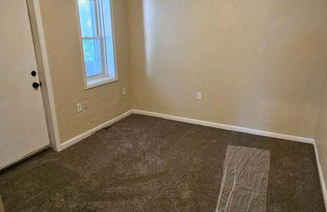 3 Bedroom Home with Fenced Yard & Central Air Gallery 4