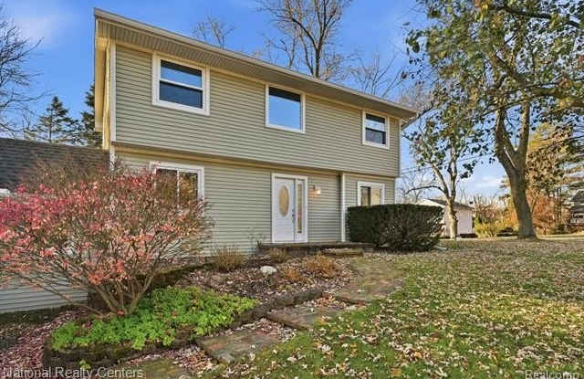 5595 Birdview Heights - 5595 Birdview Heights, Orchard Lake Village, MI 48324