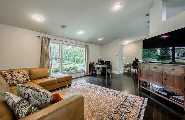 1021 Dowling Road Gallery 3