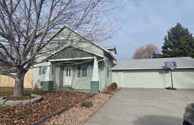Amazing 4 bed/3 bath home - 6315 Metro Street, Altamont, OR 97603