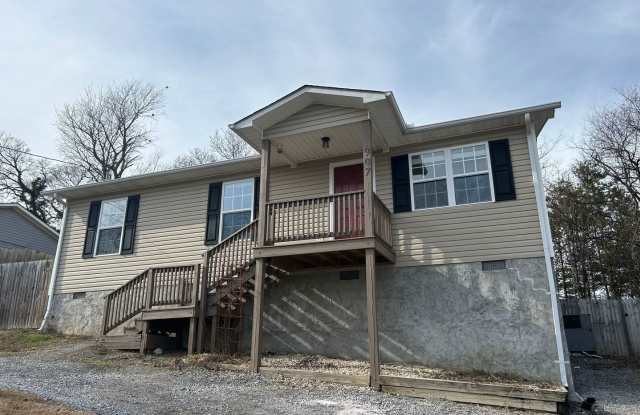 Now available:  Three bedroom, 1.5 bath home in Maryville City photos photos