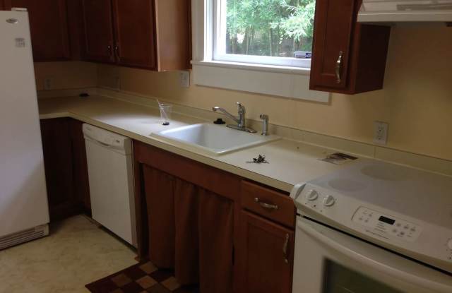 Room for Rent in 3 Bedroom Home at Ratcale Ln photos photos