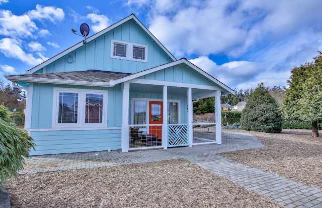 Beautiful Furnished Cottage Moments from Front Street in Coupeville! photos photos