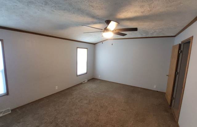 Bright & Spacious 3-BR Retreat on Huge Lot – Minutes to Downtown Davison & I-69 Gallery 3
