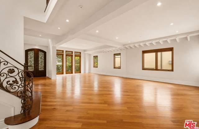 1126 Yale St Gallery 2