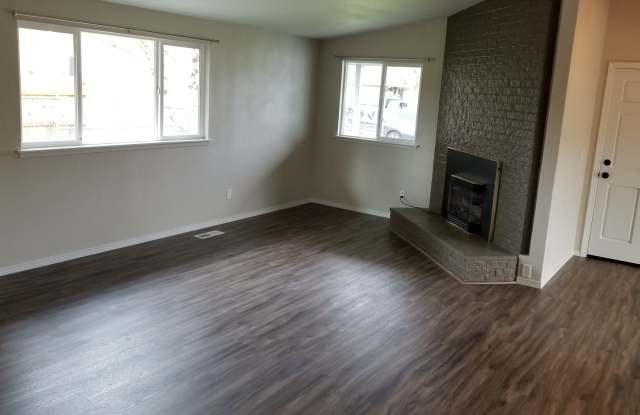 Pet Friendly 3 Bedroom Home w/Garage Gallery 4