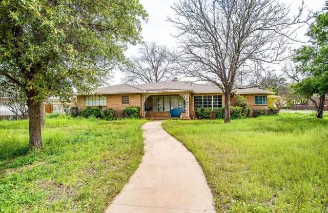 Spacious 4-Bedroom Home with Dual Living Areas photos photos