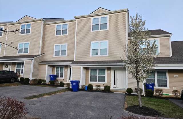 3 Bedroom, 3.5 Bath Townhouse Gallery 1