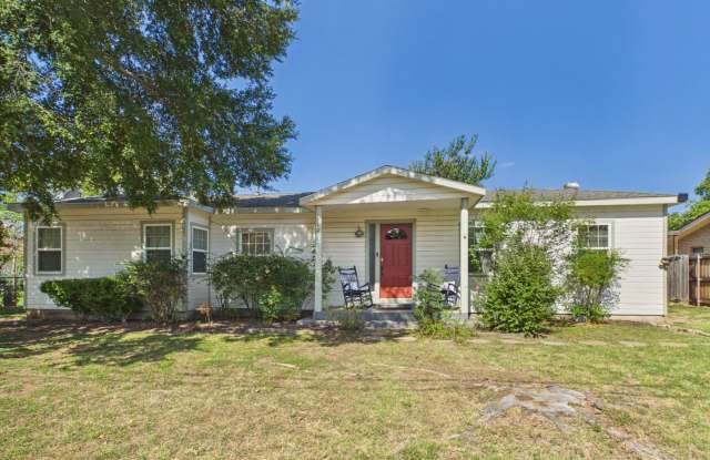 Spacious Kitchen, Large Living Room & Private Primary Bath Gallery 3