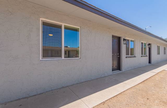 2 Bed 1 Bath with Private Patio - Central Mesa Gallery 1