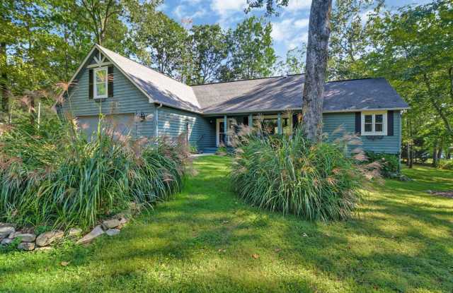 Immaculate, fully furnished property with lake views. Available for 6 to 12 month lease photos photos