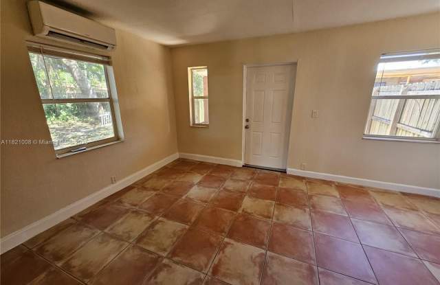 118 NW 8th Ave photos photos