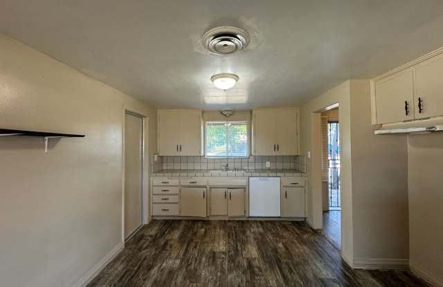 Spacious home near Bakersfield College  Bluffs! Gallery 3