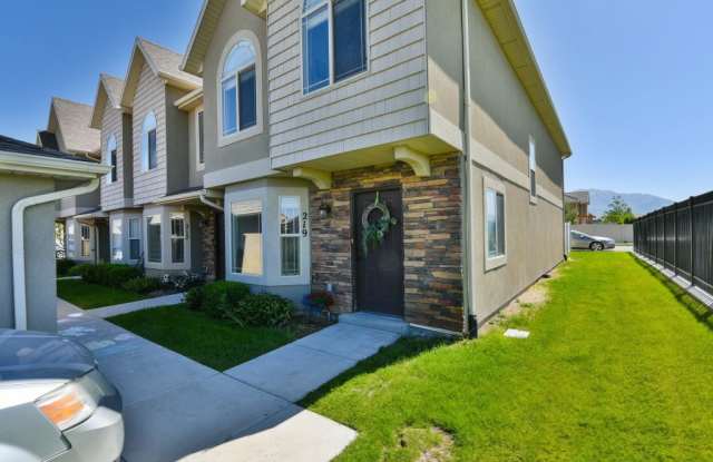 Row End Town Home in Great Location - 219 Tamarak Circle, Lehi, UT 84043