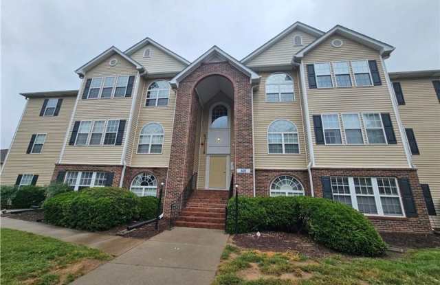 2nd-level, 2-bedroom, 2-full bath condo - 623 Ivy Glen Drive, Winston-Salem, NC 27127