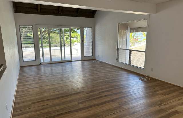 Spacious 3BR/2BA Split-Level End Unit with Private Courtyard photos photos