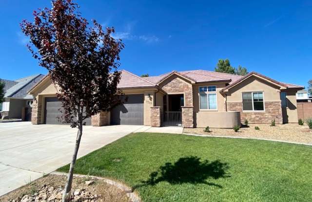 SPACIOUS HOME FOR RENT! Gallery 1