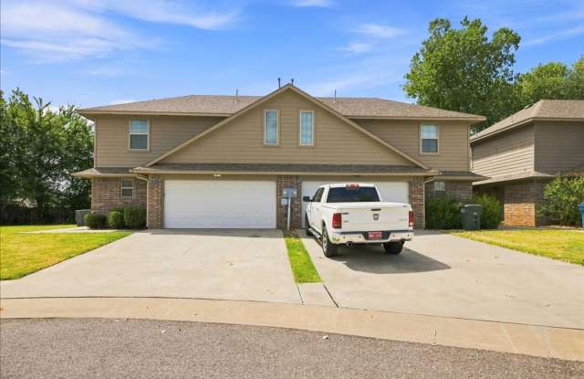 3 Bed 2.5 Bath 2 Car Garage Duplex Gallery 3