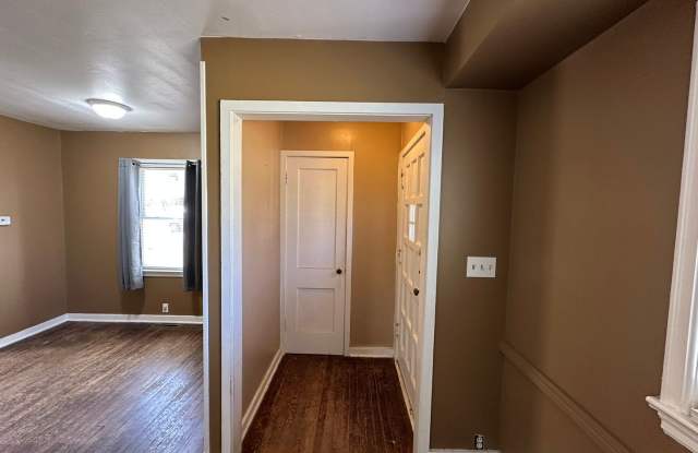 Pet Friendly Single Family Home with Fenced Yard Gallery 3