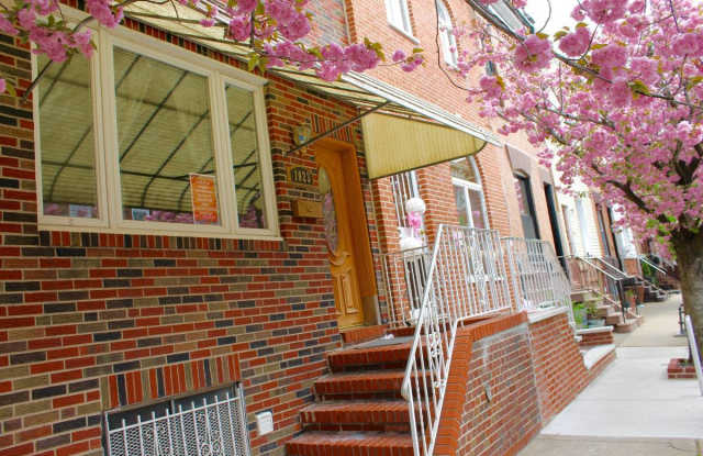 Well-maintained Passyunk Square 3 Bedroom Home! HW Fl! Come see! W/D! Yard! photos photos