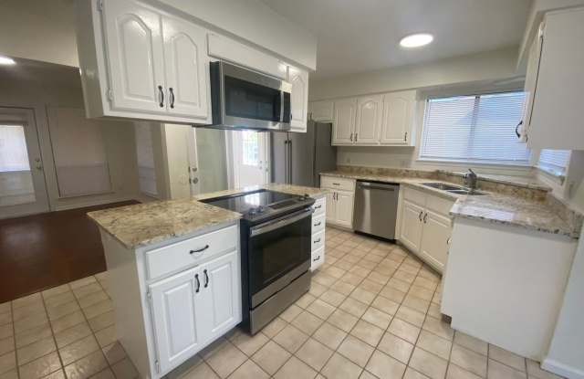 Expansive 3Bed/2Ba Home in a Cul-de-Sac Near Tyndall AFB! *1/2 OFF 1st Month's Rent!* + *Military Incentive!* Gallery 3
