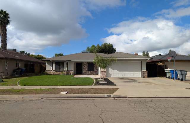 Nice home home offering nice amenities. Swimming pool + close to shopping and schools. - 309 North Fordham Avenue, Fresno, CA 93727