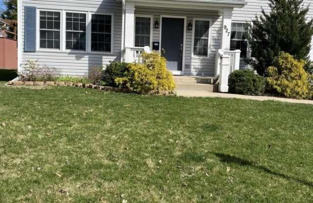 927 S Charlotte Street - 927 South Charlotte Street, Lombard, IL 60148