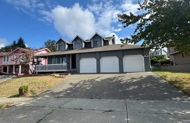 Bright NE Tacoma Home 3 Bedroom 2 Bath, Peaking Sound View with a 3 Car Garage & Fenced Yard! Gallery 1