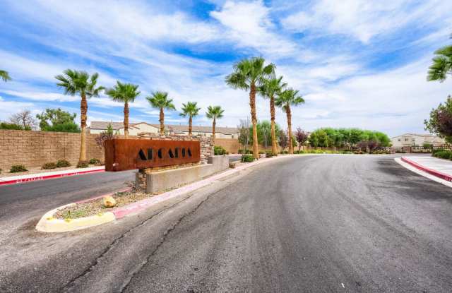 Stylish 3-Bedroom Townhome with Garage & Community Amenities! Gallery 3