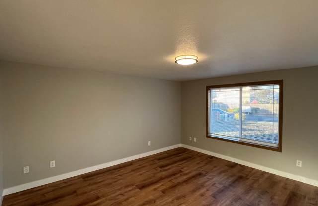 Remodeled 3 Bedroom Kelso Home on Large Lot for Lease - 53 Warbler Dr Gallery 4