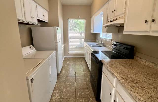 Must See 2 bedroom 2 bath Garden Home Duplex Brightside View  Near LSU Available NOW! Gallery 1