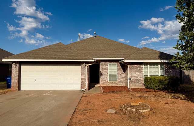 Updated 3 Bed 2 Bath Home in Mustang Gallery 1