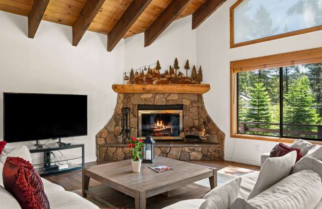 900 Donna Drive: The Ultimate Winter & Ski Season Retreat Gallery 3