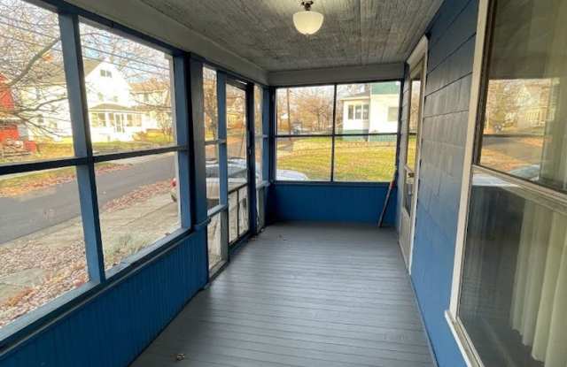 MOVE IN SPECIAL - HALF OFF FIRST MONTH'S RENT -Three bedroom one bathroom home for rent Gallery 3