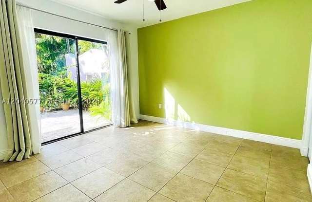 585 NE 66th St photos photos
