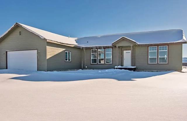 Beautiful 3BR/2BA Home in Valley Vista Estates – 2-Car Garage, Fenced Yard & Dog Friendly Gallery 1